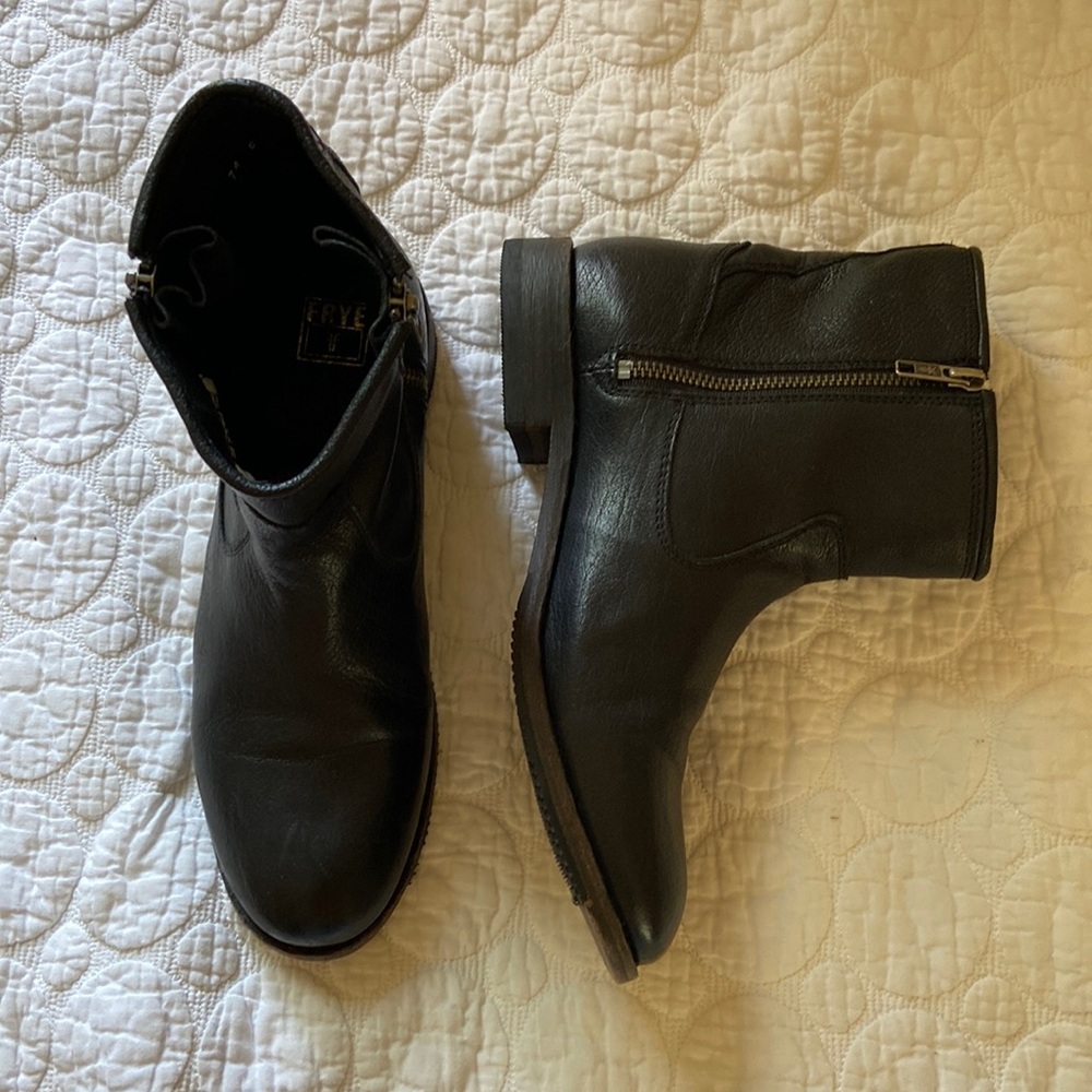 Frye western booties in black 🖤
